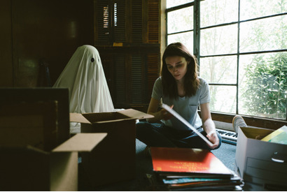 ゴースト姿のC・アフレックがR・マーラを優しく見守る…『A GHOST STORY』場面写真 画像
