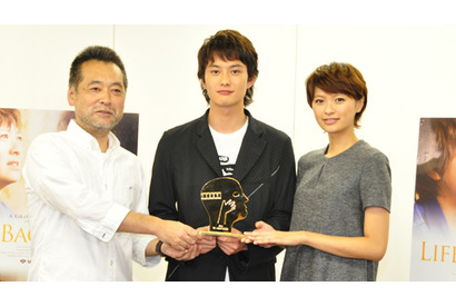 岡田将生＆榮倉奈々、トロフィーの重みで受賞を実感！ 画像