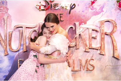 キーラ・ナイトレイ、M・フォイと歓喜のハグ！『くるみ割り人形と秘密の王国』ヨーロッパプレミア 画像