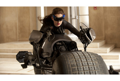 アン・ハサウェイ、「子供の頃の夢だった」キャットウーマン姿をお披露目！ 画像