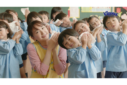 新垣結衣“ゆい先生”のくしゃみに園児が…ほっこりCM公開「クリネックス」 画像