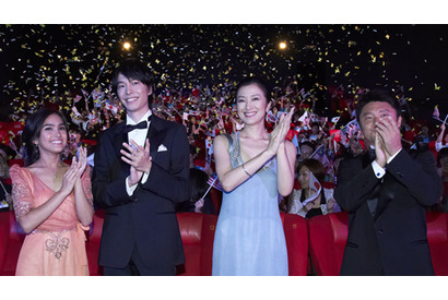 鈴木京香、長谷川博己に伴われ、華麗にマレーシア凱旋！ 画像