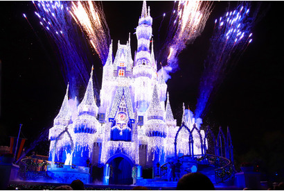 【海外ディズニー】エルサの魔法でお城が大変身！ミッキーのクリスマス・パーティー開催中 画像