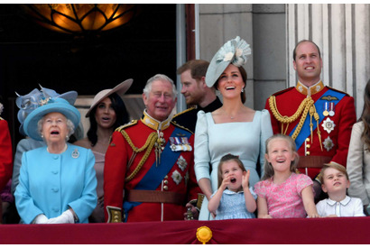 英王室、クリスマスカードの家族写真を公開！ルイ王子の成長ぶりに驚きの声 画像