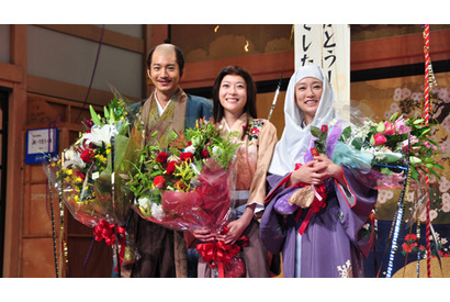 水川あさみ、涙の「江」クランクアップ　“妹”上野樹里、向井理と抱擁  画像