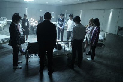 十三人目“死体役”をとまんが熱演『十二人の死にたい子どもたち』 画像