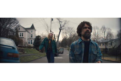 エル・ファニング、包帯姿で“孤独を嫌う女”を好演！『孤独なふりした世界で』予告 画像