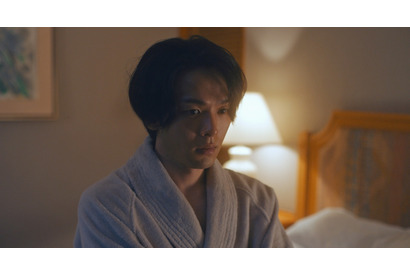 中村倫也のバスローブ姿解禁！ リハ収めたメイキングも『美人が婚活してみたら』 画像