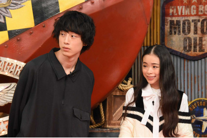 坂口健太郎＆趣里が“鍋デスマッチ”で舌鼓…「嵐にしやがれ」 画像