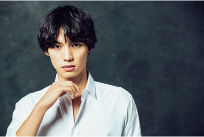 福士蒼汰、カレンダー発売！ 写真集の未公開カットも収録 画像