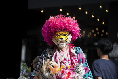 寺島しのぶがナレーション！一生“タイガーマスク”をつけて生きる『新宿タイガー』予告 画像