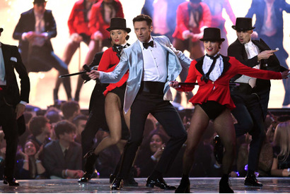 ブリット・アワード、ヒュー・ジャックマンに大歓声！メーガン妃の肖像画も登場 画像