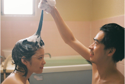 岸井ゆきの＆成田凌、お風呂で“キューピーごっこ”『愛がなんだ』ラブラブカット到着 画像