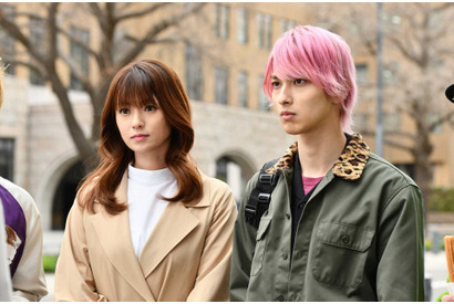 横浜流星の“引き寄せハグ”、“葉っぱまみれ”中村倫也に「全部持ってかれた」…「初めて恋をした日に読む話」第7話 画像