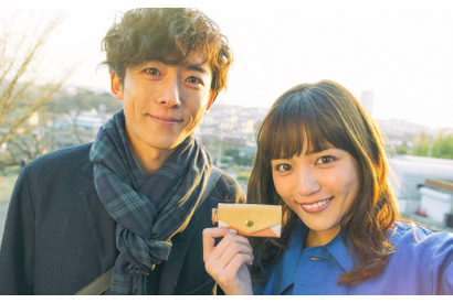 高橋一生から川口春奈へ…お似合いすぎるセルフィー公開！『九月の恋と出会うまで』 画像