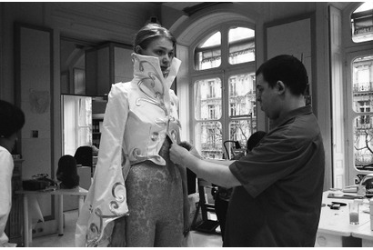 天才が手掛けたコレクションの舞台裏！ 『マックイーン：モードの反逆児』シーン写真独占入手 画像