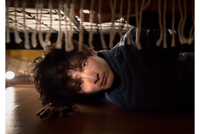 高良健吾、ベッドの下から覗き見…一途で異常な愛『アンダー・ユア・ベッド』 画像