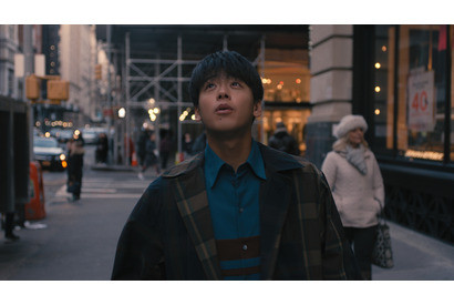 杉咲花＆竹内涼真、NYで“上を向きすぎて”大変なことに…「白戸家」歌う新CM 画像