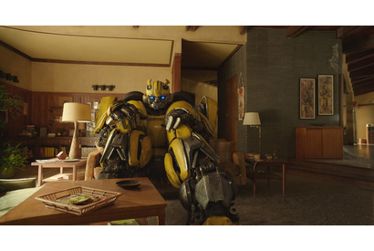 ドジっ子バンブルビー、リビングをめちゃくちゃに…可愛い仕草も必見の本編映像到着 画像