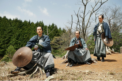 松坂桃李＆柄本佑＆杉野遥亮、“幼なじみ”の三者三様の剣構え…『居眠り磐音』 画像