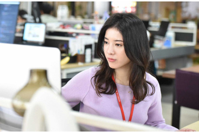 吉高由里子＆中丸雄一のキスに「可愛い」の声…「わたし、定時で帰ります。」1話 画像