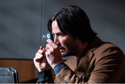 キアヌ・リーブスが宝石ディーラーに！ロシア語も披露『ブルー・ダイヤモンド』公開 画像