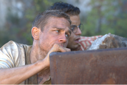 自由をつかめ！ チャーリー・ハナム×ラミ・マレック、命をかけた脱獄劇『パピヨン』予告 画像