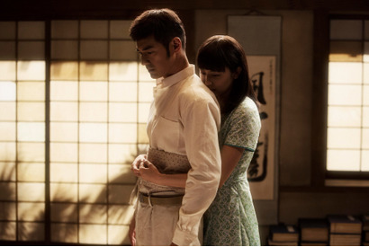 金城武＆長澤まさみのバックハグショット独占入手『The Crossing』 画像