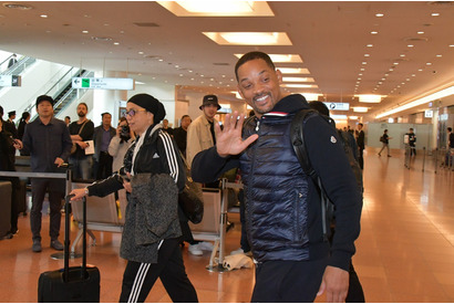 ウィル・スミス、羽田空港に到着！ ファンへサイン＆自撮りの神対応 画像