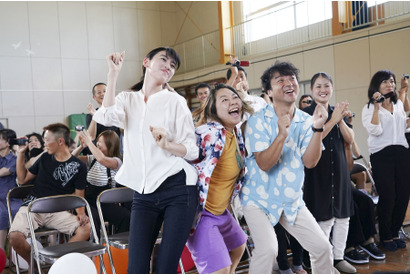 三吉彩花、ムロツヨシの歌声にも反応してしまう…歌って踊る『ダンスウィズミー』予告 画像