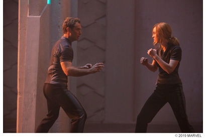 『キャプテン・マーベル』8分超え本編映像！ブリーvsジュードの格闘シーンに注目 画像