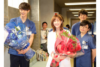 窪田正孝＆本田翼、笑顔とハグでクランクアップ！「“ラジエーションハウス”は最高のチーム」 画像