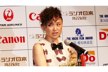 永作博美「報知映画賞」主演女優賞を受賞し号泣「押しつぶされそうだった」 画像