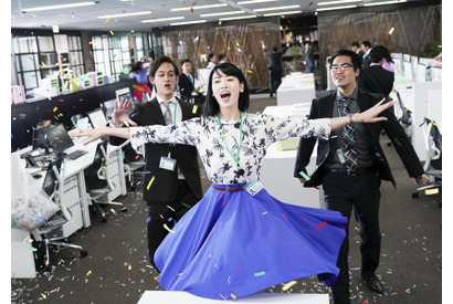 三吉彩花、事務机の上で歌い踊る！『ダンスウィズミー』本編映像解禁 画像