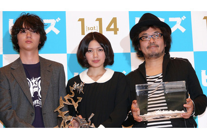 染谷将太と二階堂ふみが“ヴェネチア”トロフィーとご対面！　なんとモグラも祝福!? 画像