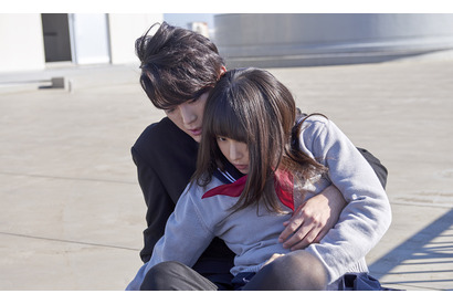 間宮祥太朗、“死にたがり”桜井日奈子を抱き止める！『殺カレ死カノ』初映像 画像