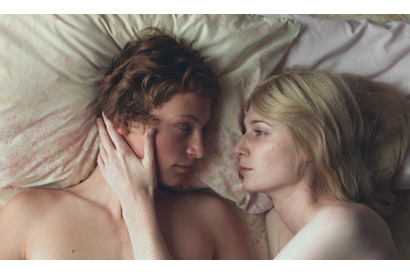 エリザベス・デビッキ、サーフィン少年と昼下がりの情事…『ブレス あの波の向こうへ』 画像