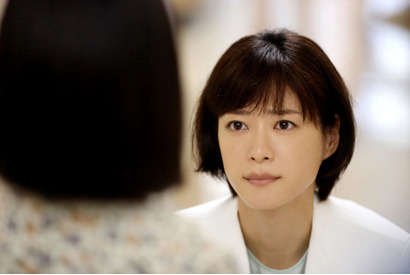 上野樹里、母との回想シーンに「1話から涙腺崩壊」の声…月9「監察医 朝顔」 画像
