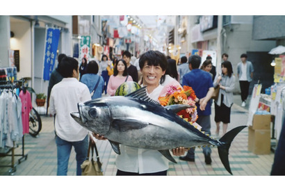 高橋一生、水かぶっても笑顔全開！ 新CMスタート 画像