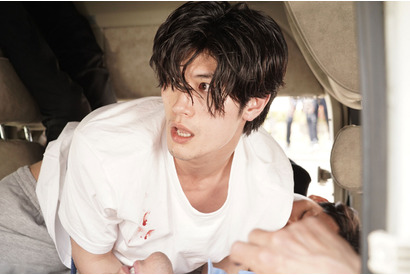 三浦春馬の主題歌に「歌声に鳥肌」視聴者絶賛の声…「TWO WEEKS」1話 画像