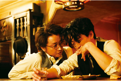 藤原竜也、小栗旬に接近！千葉雄大らも姿見せる『人間失格』場面写真 画像