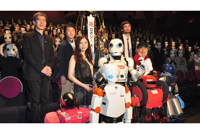 吉高由里子、相変わらずの天然ぶり！　お祝いのくす玉を舞台裏で勝手に割る 画像