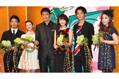 JUJUサプライズ熱唱に、阿部寛も感激 画像