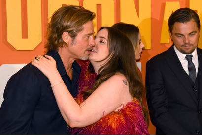 レナ・ダナムがブラピの唇にキス！「セクハラ」「不適切」と批判相次ぐ 画像