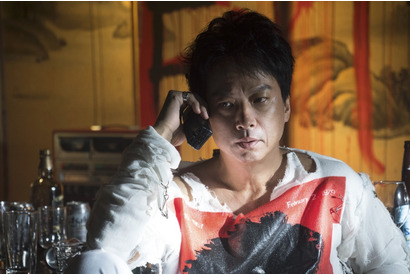 椎名桔平「世界中に衝撃が走る」最狂の詐欺師解禁！園子温×Netflix『愛なき森で叫べ』 画像