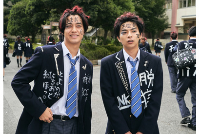 佐藤勝利＆高橋海人、制服とヘアスタイルが自由すぎる！ 『ブラック校則』初場面写真 画像