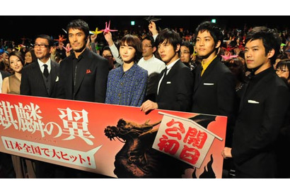 阿部寛、客席の父への思いを吐露　『麒麟の翼』監督、続編に意欲も溝端淳平は降板!? 画像