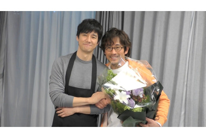 西島秀俊、熱い“抱擁”クランクアップも「寂しい」連発 「きのう何食べた？」メイキング映像 画像