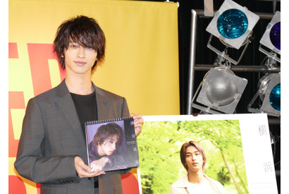 横浜流星、ピンク髪は「ハゲ覚悟」　普段は見せない“美しい背筋”もアピール！ 画像