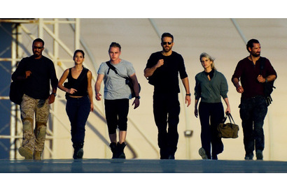 ライアン・レイノルズ×マイケル・ベイのNetflix映画12月配信！アクション全開の予告も 画像